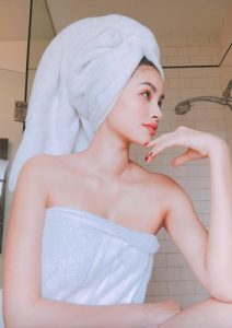 Thắt khăn chặt tránh bung ra ngoài