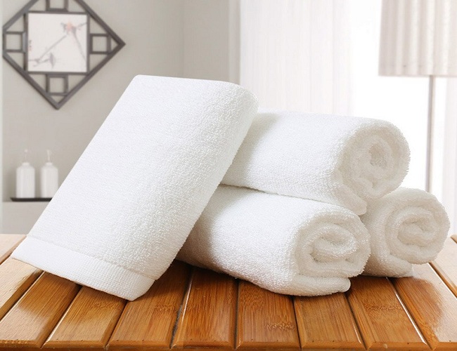 5+ Quà Tặng Sự Kiện, Gặp Đối Tác Thiết Thực Không Nên Bỏ Qua 4 Khăn tắm màu trắng được làm từ nhiều loại chất liệu