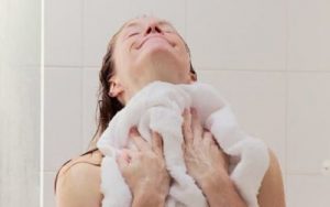 Cần lau khô cơ thể với khăn tắm