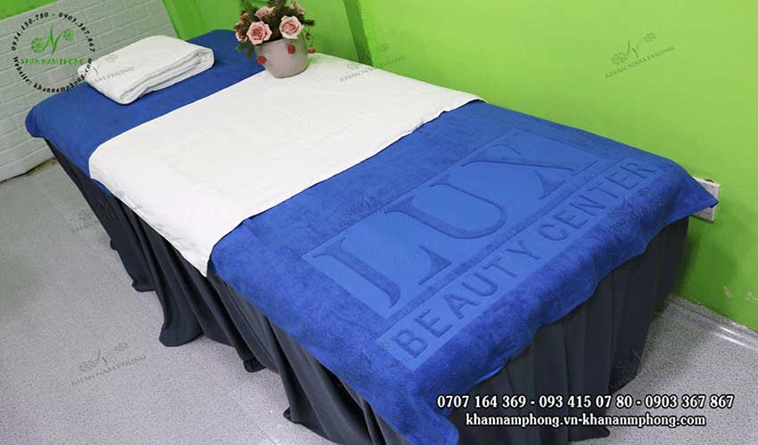 Mẫu khăn trải giường LUX Beauty Center (Xanh Dương - Cotton) dập logo
