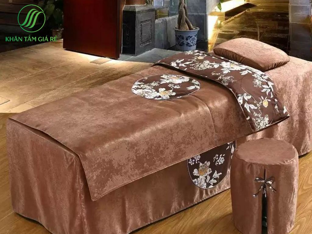 Choice of colors, motifs bedspread in harmony with space spa