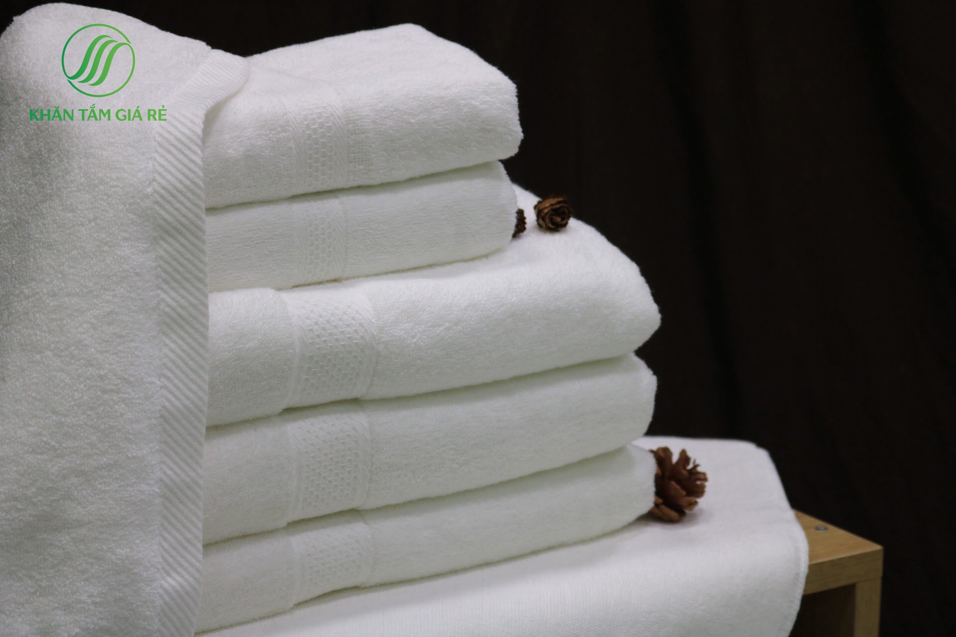 Khăn tắm khách sạn cao cấp là vật dụng dùng để lau khô người nên cần thấm hút nhanh và mềm mại