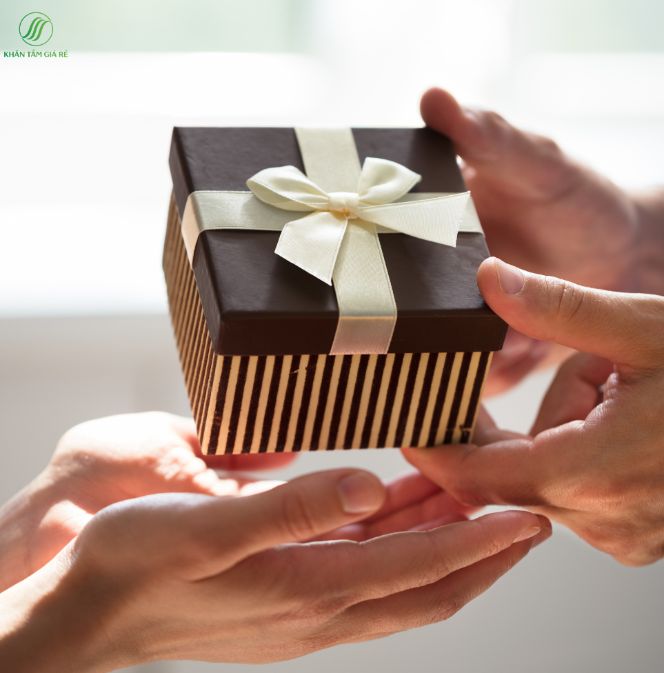 Vì sao lại các doanh nghiệp thường gửi quà tặng cho người nước ngoài?
