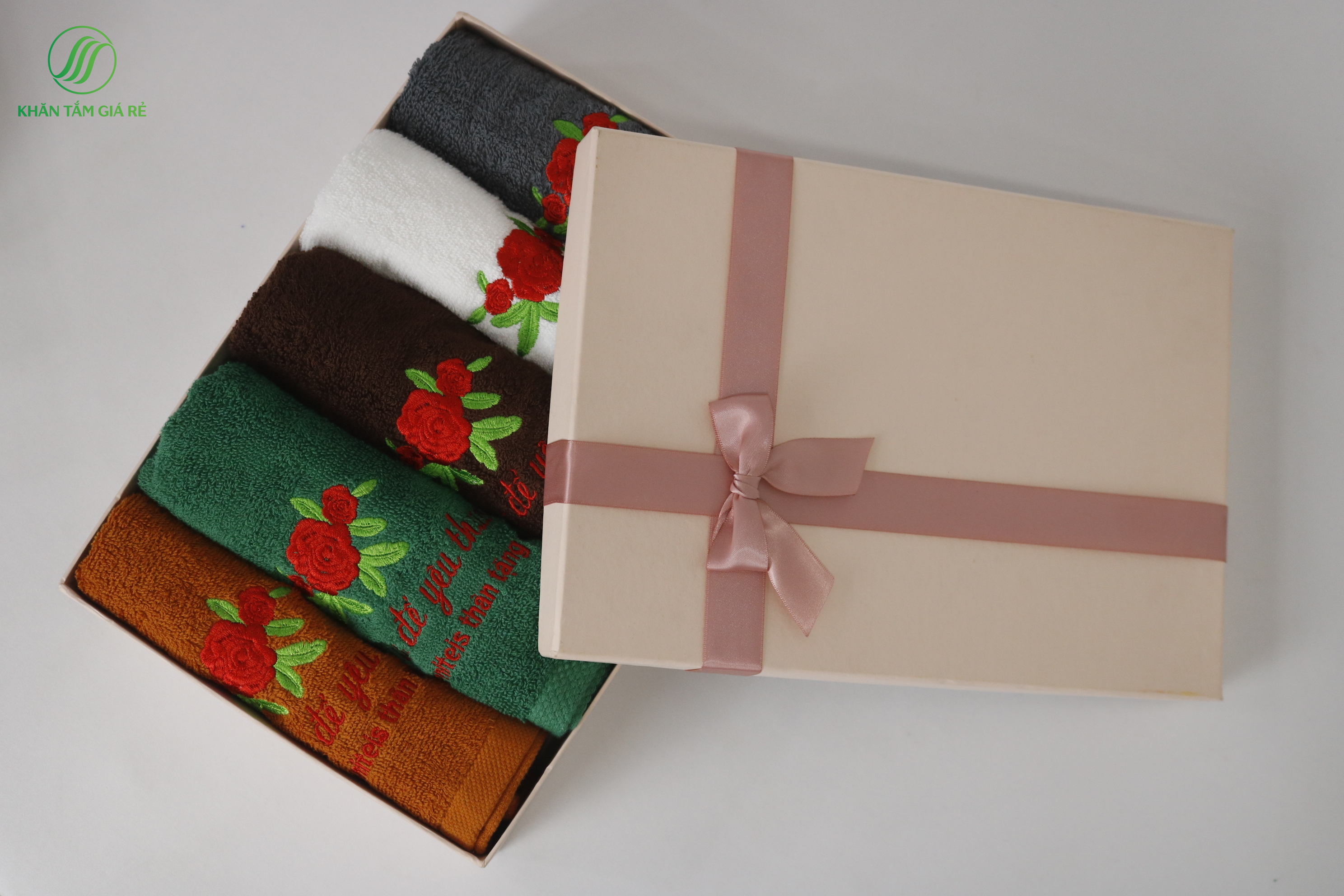 Nên chọn công ty, nhà máy sản xuất khăn quà tặng nào để đặt khăn quà tặng cho khách hàng?