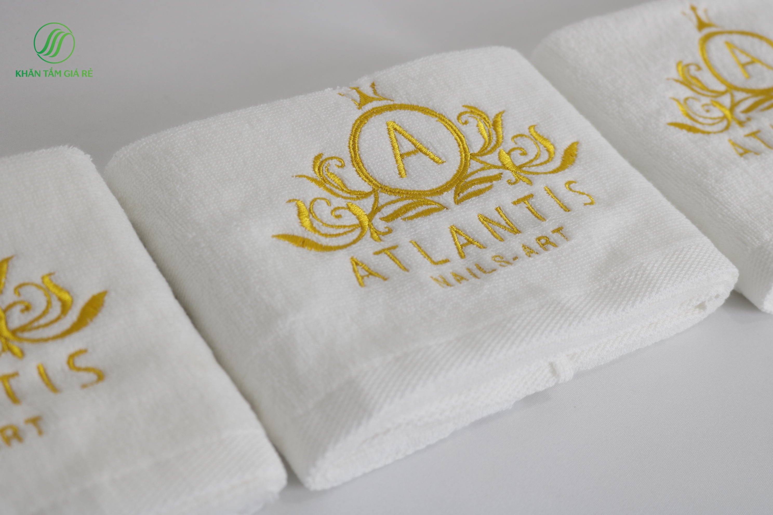 Chọn đặt may in khăn có logo thể hiện sự chuyên nghiệp và sự quan tâm đến chi tiết của doanh nghiệp